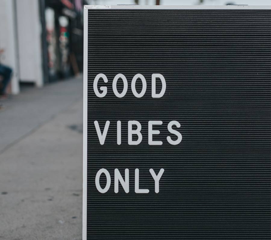 Foto von einem Aufsteller auf der Straße. Text: Good vibes only.